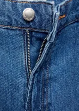 Short de jean azul de tiro medio, con pinzas delanteras, bolsillos laterales y cierre frontal con cremallera y botón.