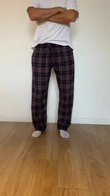 Pantalón de pijama de franela con diseño escocés, elástico en la cintura y dos bolsillos.