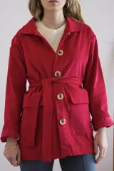 Campera roja de pana con cuello camisero, corte holgado y cinturón de lazo.