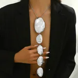 Collar largo plateado con cinco dijes irregulares de metal plateado texturizado.