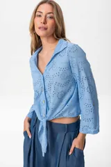 Camisa marrón con broderie, de corte recto, cuello clásico y manga corta.