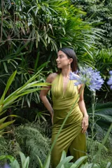 Vestido largo verde musgo de lycra, con escote halter y abertura lateral en la falda. Diseño ajustado al cuerpo.