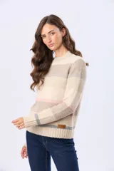 Buzo tejido de tacto suave y cálido, con rayas horizontales en tonos beige, blanco, rosa y gris. Tiene cuello redondo y puños de rib.