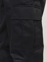 Pantalón jogger negro con bolsillos cargo, cintura elástica con cordón ajustable y puños acanalados.