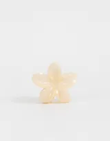 Broche acrílico con forma de flor color crema.