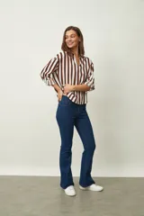 Jean de mujer color negro, tiro medio, corte Oxford (ligeramente acampanado desde la rodilla).