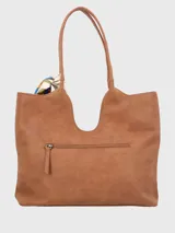 Cartera de hombro de ecocuero color gris, con compartimento principal con cierre cremallera, dos bolsillos frontales con solapa y broche imantado, bolsillo interior con cierre y bolsillo trasero con cierre. Incluye un pañuelo estampado como adorno.