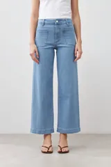Jean culotte celeste de tiro alto, corte ancho y bolsillos delanteros.