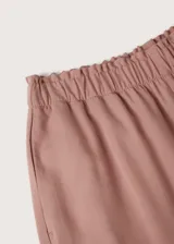 Pantalón fluido color rosa viejo, con cintura elastizada y bolsillos laterales.