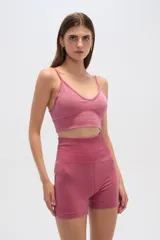 Top verde oliva de bretel fino, al cuerpo, con elástico y escote en V.