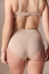 Bombacha vedetina clásica de tiro alto color beige, con laterales de tul.