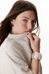 Pulsera elástica con cuentas grandes de color crudo.