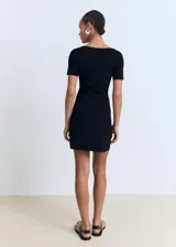 Vestido corto negro de punto fino con escote de pico y detalle de lazo.