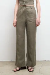 Pantalón recto de lino 100%, con bolsillos laterales y corte cómodo.