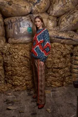 Sweater de lana multicolor con diseño geométrico en azul, rojo y blanco. Tejido y bordado a mano en Uruguay, de calce holgado con cuello a la base y puños. Talle único, similar a un M/L.