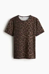 Remera de manga corta con estampado de leopardo, corte ajustado y cuello redondo.