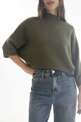 Sweater negro de manga corta con cuello alto.