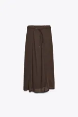 Falda midi marrón de tejido tipo punto con cintura con trabillas y cinturón efecto piel ajustable con lazadas.