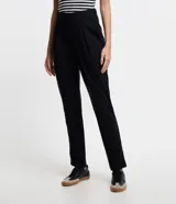 Pantalón zanahoria negro de punto roma, con cintura lisa, bolsillos laterales y pliegues delanteros.