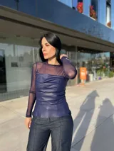 Top azul con mangas largas de tul y cuerpo de cuero sintético con drapeado horizontal en el busto.