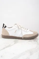 Zapatillas deportivas de cuero blanco con puntera y talón en gamuza color beige. Detalle de pelo animal print en el talón y suela de goma color caramelo.