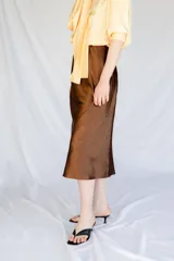 Falda midi color marrón de satén al bies con cintura elástica.
