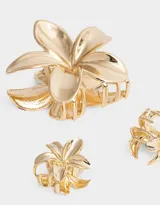 Set de tres broches dorados de metal con forma de flor hawaiana, en dos tamaños: uno de 8 cm y dos de 3 cm.