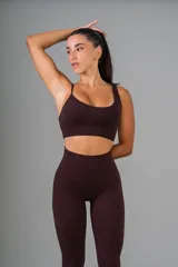 Top deportivo marrón con breteles finos y espalda deportiva.