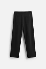 Pantalón negro de corte recto confeccionado en tejido interlock de algodón con elasticidad. Tiene cintura elástica ajustable con cordón, bolsillos frontales y bolsillos traseros de vivo.