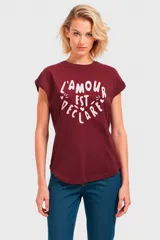 Remera color borgoña con estampado frontal de texto en color blanco.