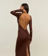 Vestido midi marrón de poliéster y elastano, con cuello redondo, mangas largas, espalda descubierta, fruncido en la parte baja de la espalda y abertura en la falda.
