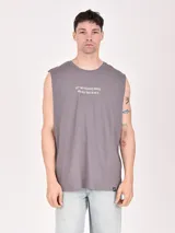 Musculosa gris con estampado frontal con la frase "LET THE FIELD BE JOYFUL AND ALL THAT IS IN IT".