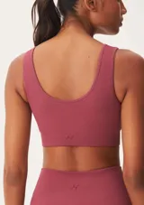 Top deportivo negro de lycra acanalada, sin costuras.