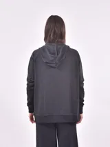 Hoodie negro con cierre frontal y cordones blancos.