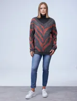 Buzo tejido, marca Joseph A, modelo amplio, con cuello alto y estampado con líneas diagonales color ladrillo sobre fondo gris.