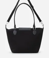 Cartera grande negra de poliéster con cierre de cremallera y solapa. Tiene doble asa, una fija para el hombro y otra transversal desmontable.