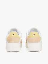 Zapatillas urbanas Tommy Hilfiger de corte bajo, color blanco con detalles en beige y amarillo. Presentan el logo de la marca en el lateral y están confeccionadas en piel, nailon y poliuretano.
