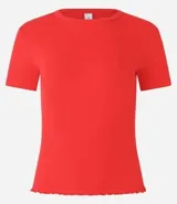 Blusa color beige de viscosa con elastano, de manga corta, cuello redondo, textura acanalada y bajo ondulado.