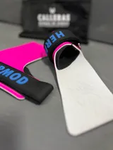 Calleras de gimnasia blancas con logo de la marca y correa de ajuste en la muñeca.