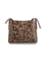 Cartera bandolera de cuero sintético color marrón con textura irregular. Tiene correa corta con nudos en los extremos.