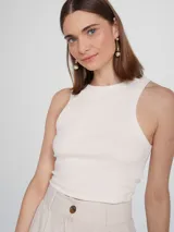 Top corto marrón de tela acanalada, con cuello redondo y sisas anchas.