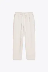 Pantalón tobillero color beige, con cintura elástica ajustable con cordones, bolsillos delanteros y falsos bolsillos con solapa en la espalda.