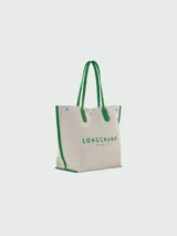 Bolso shopper Longchamp modelo Le Roseau Essential, tamaño L, color crudo con detalles en rojo y logo de jinete bordado.