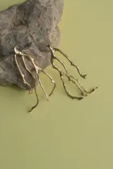 Aros plateados con forma de rama de árbol.