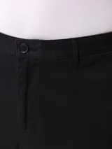 Bermudas slim fit de gabardina de algodón elastizado en color verde oscuro, con diseño moderno y ajuste cómodo.