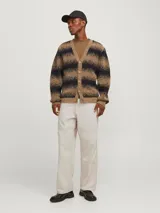 Pantalón de algodón color beige, de corte ancho, con bolsillos laterales y traseros. Presenta costuras contrastantes en color marrón.