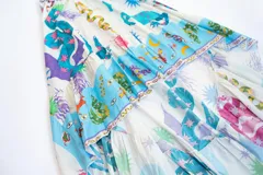 Falda larga irregular de algodón estampado con motivos místicos y cintura regulable.