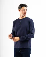 Remera de manga larga confeccionada en tela mini piqué de algodón, con cuello tipo Henley con tres botones y puños acanalados.