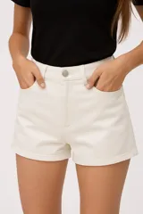Short de jean color blanco, de calce alto y corte ajustado al cuerpo.