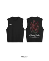 Musculosa negra con estampado de calavera y figuras humanas en rojo.